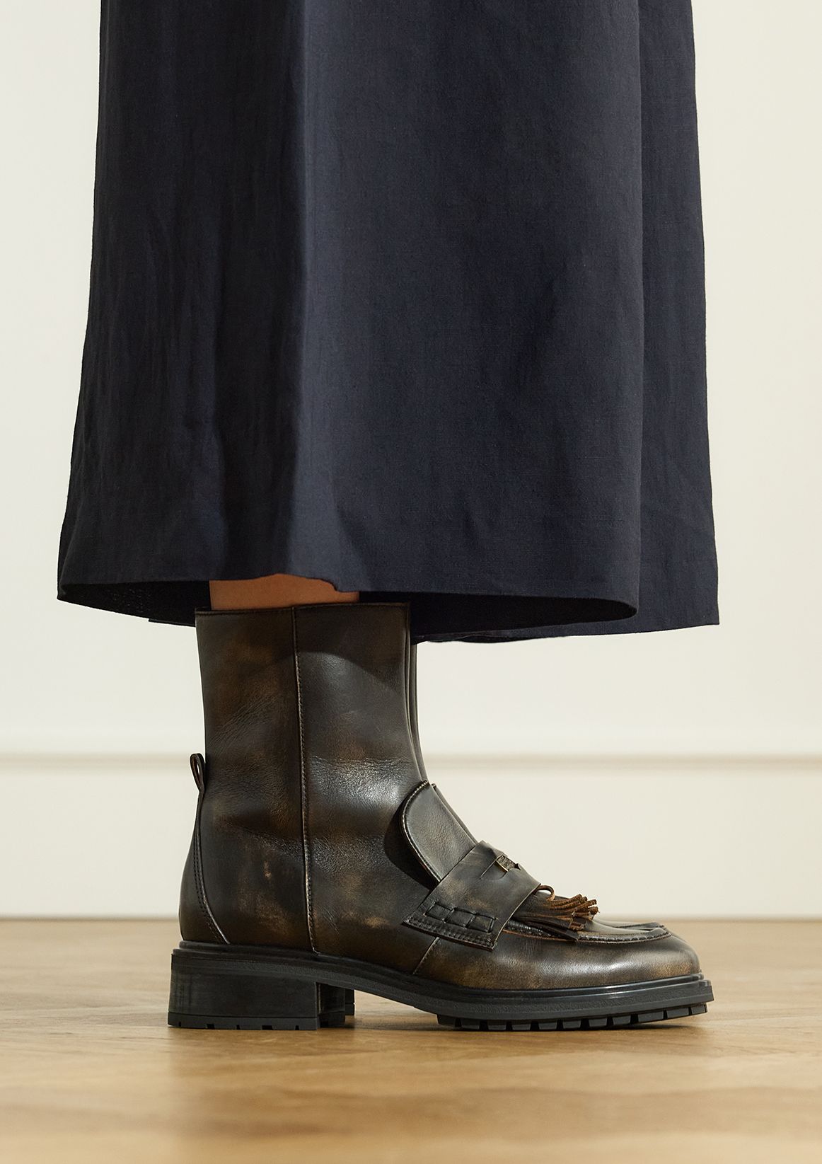Dunkelbraune Lederstiefeletten mit Quasten