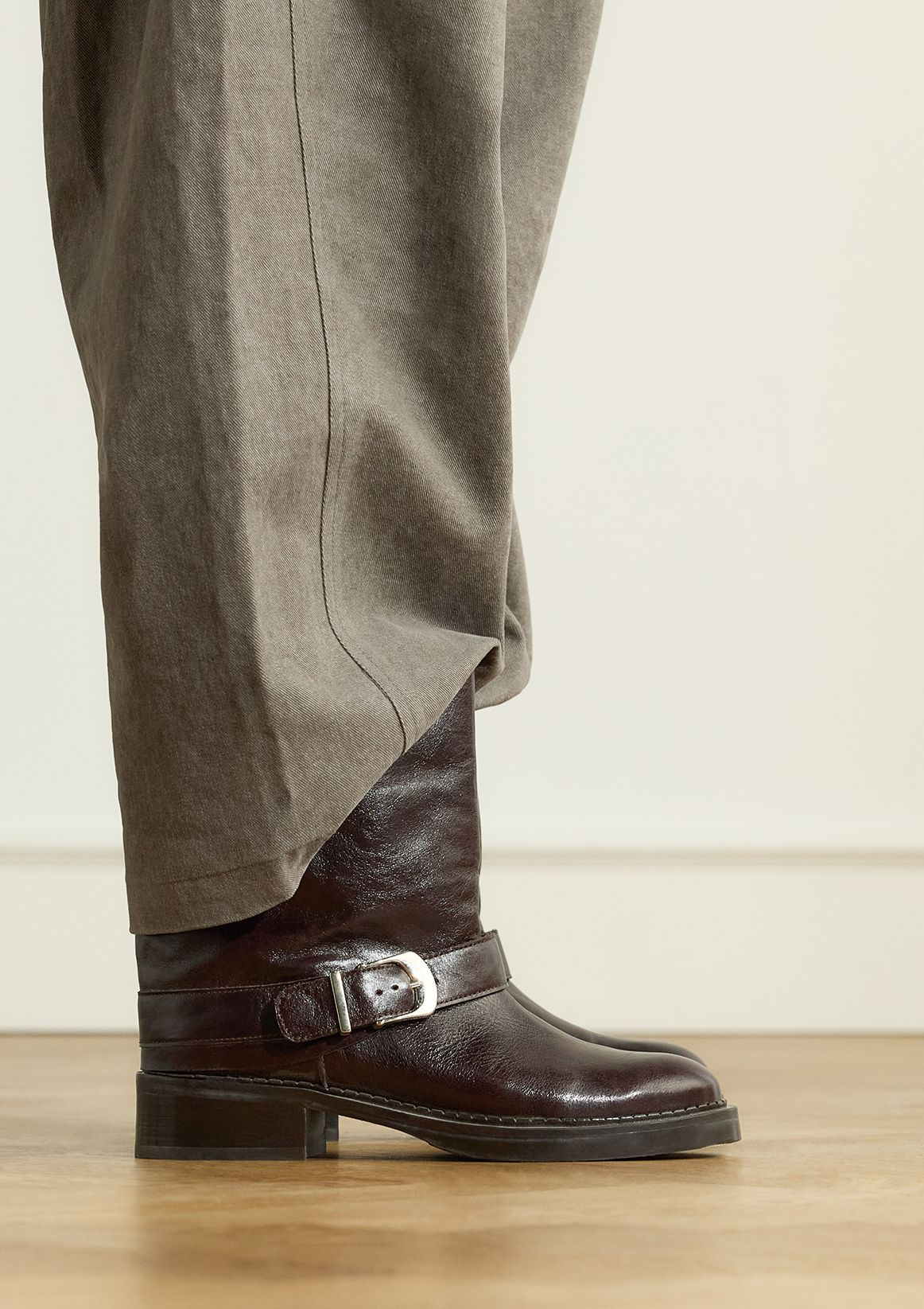Dunkelbraune Lederstiefeletten mit Umschlag