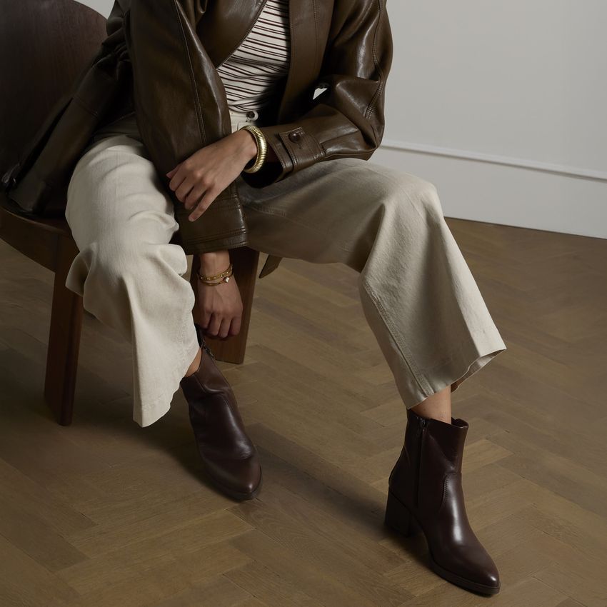 Dunkelbraune Lederstiefeletten mit Absatz