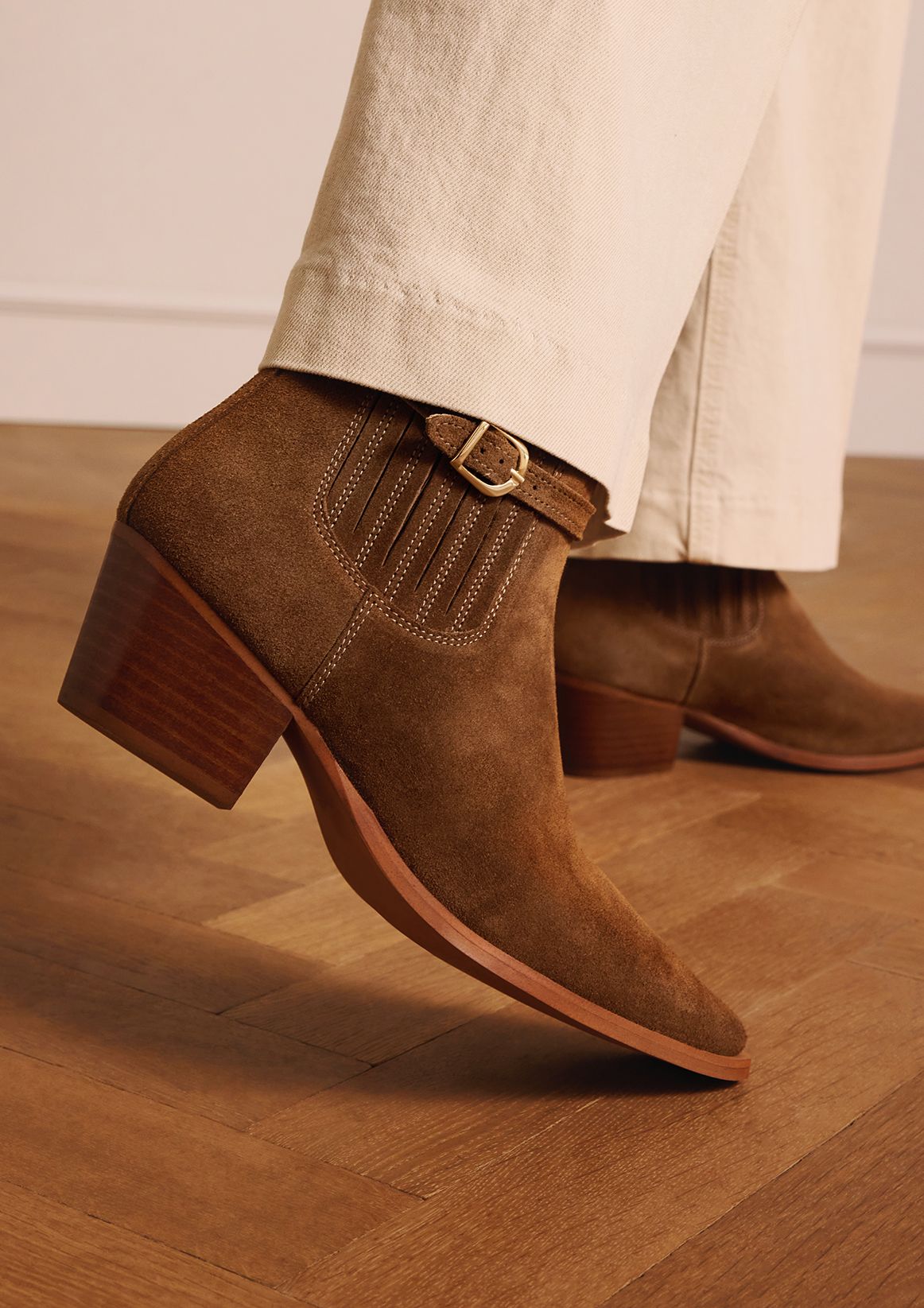 Braune Veloursleder-Stiefeletten mit Absatz