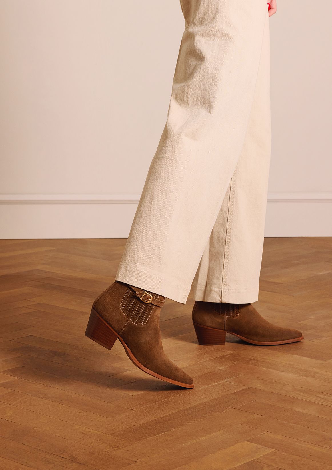 Braune Veloursleder-Stiefeletten mit Absatz
