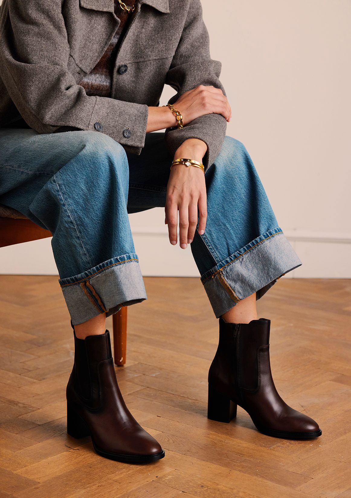 Dunkelbraune Lederstiefeletten mit Absatz