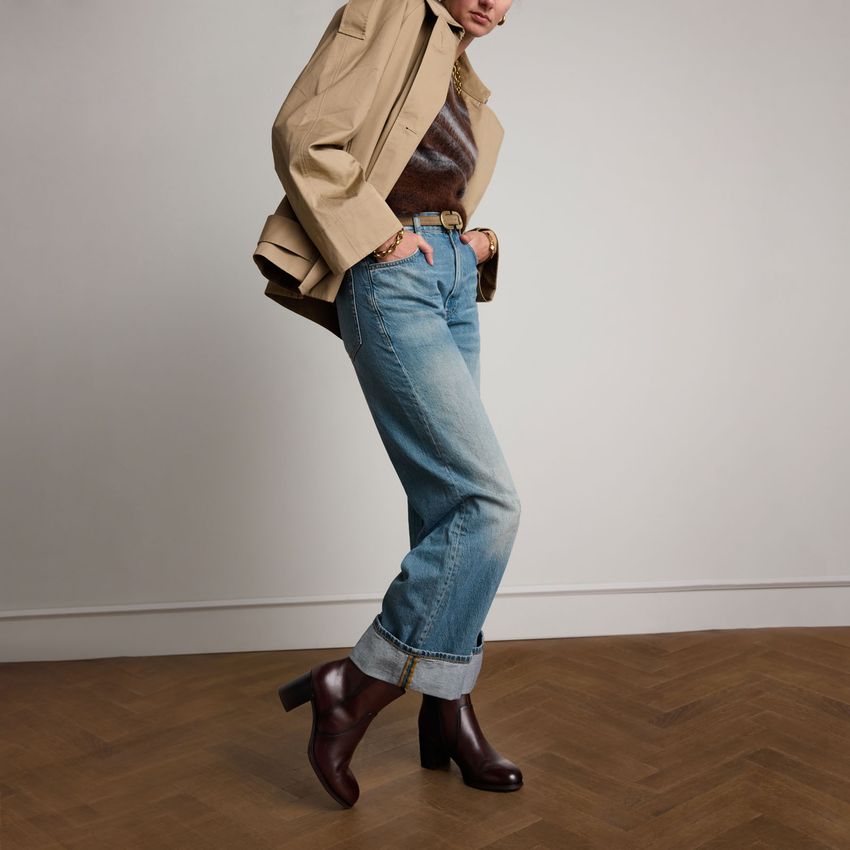 Dunkelbraune Lederstiefeletten mit Absatz