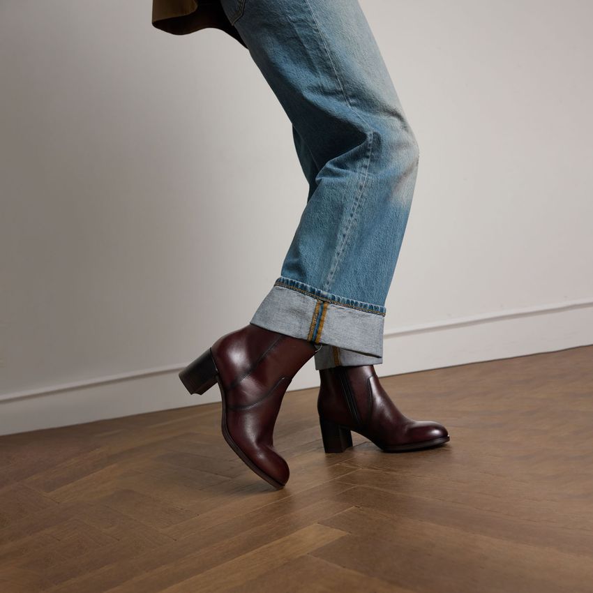 Dunkelbraune Lederstiefeletten mit Absatz