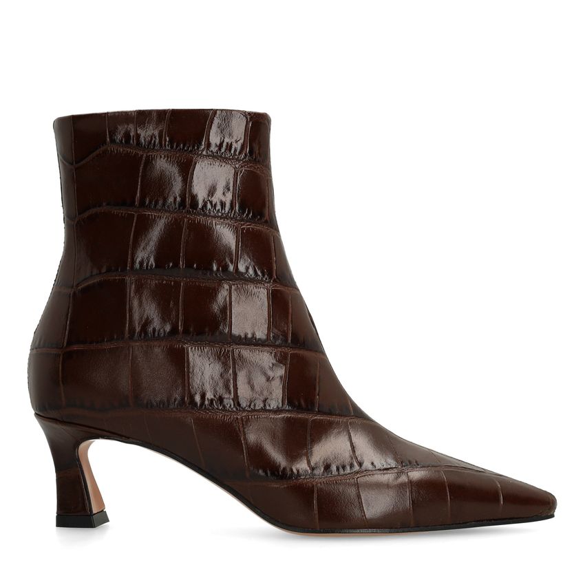 Braune Lederstiefeletten mit Krokomuster und Absatz