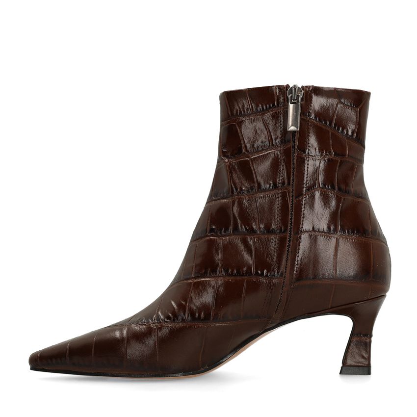 Braune Lederstiefeletten mit Krokomuster und Absatz