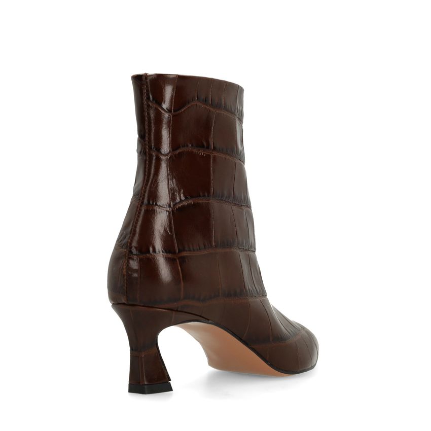 Braune Lederstiefeletten mit Krokomuster und Absatz