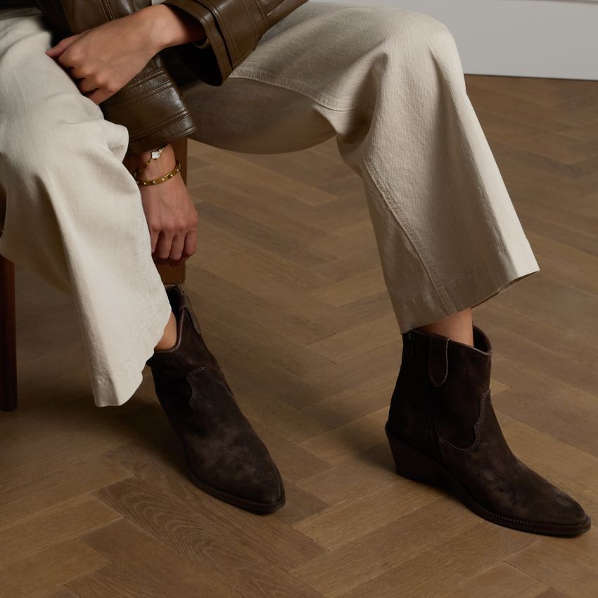 Braune Cowboystiefeletten aus Veloursleder