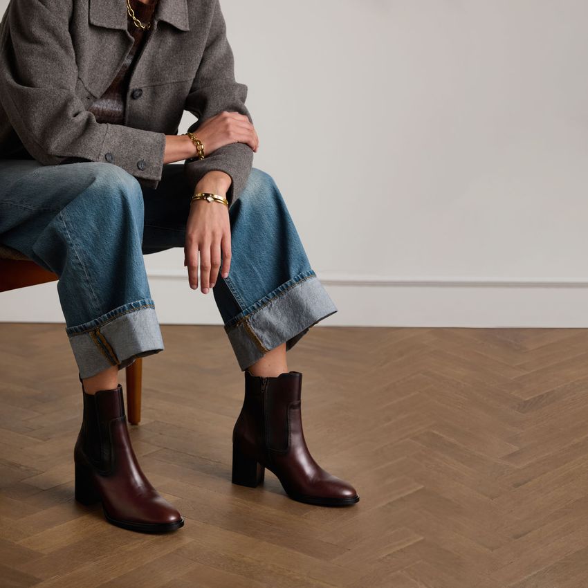 Dunkelbraune Lederstiefeletten mit Absatz