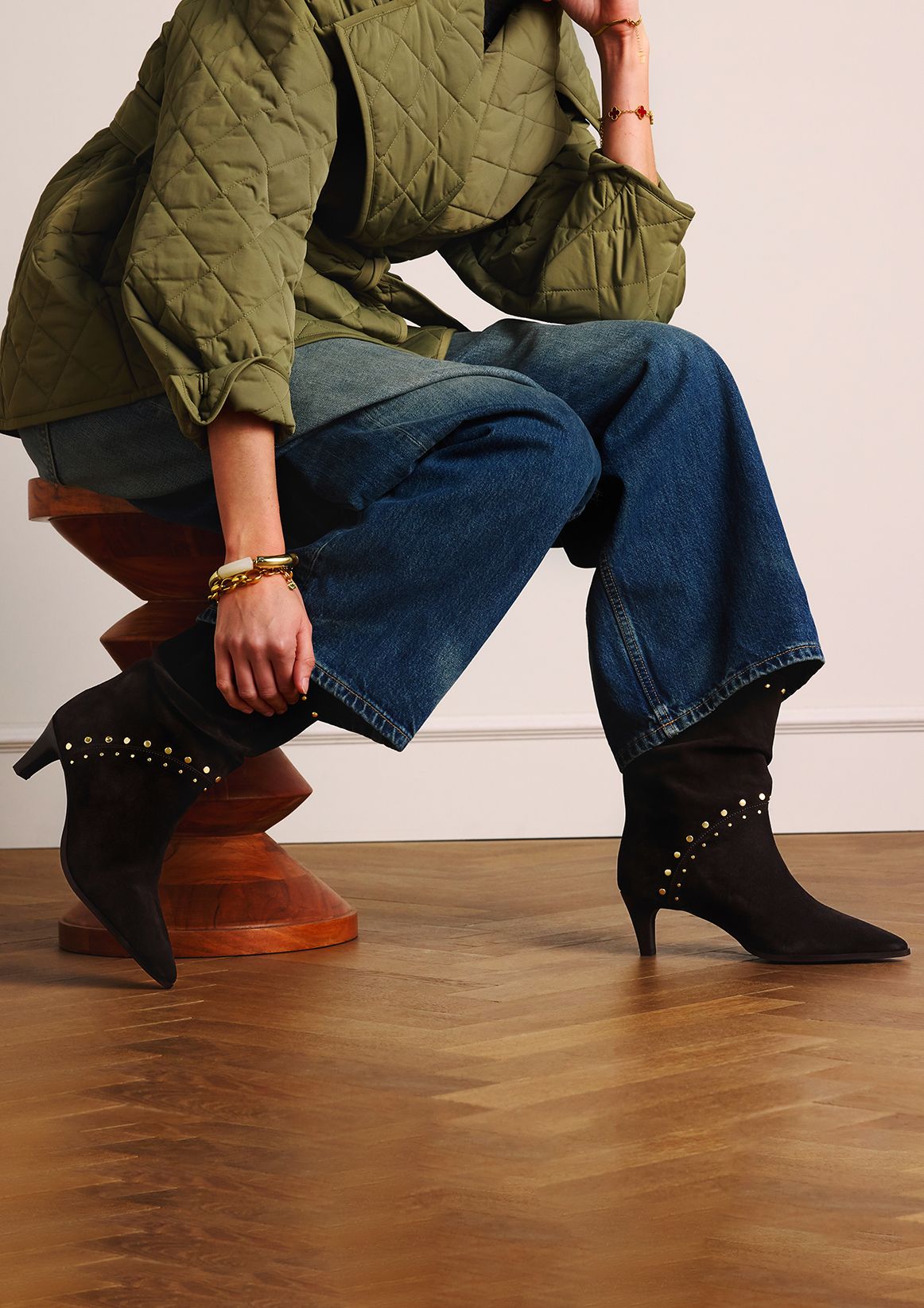 Dunkelbraune Veloursleder-Stiefeletten mit Nieten