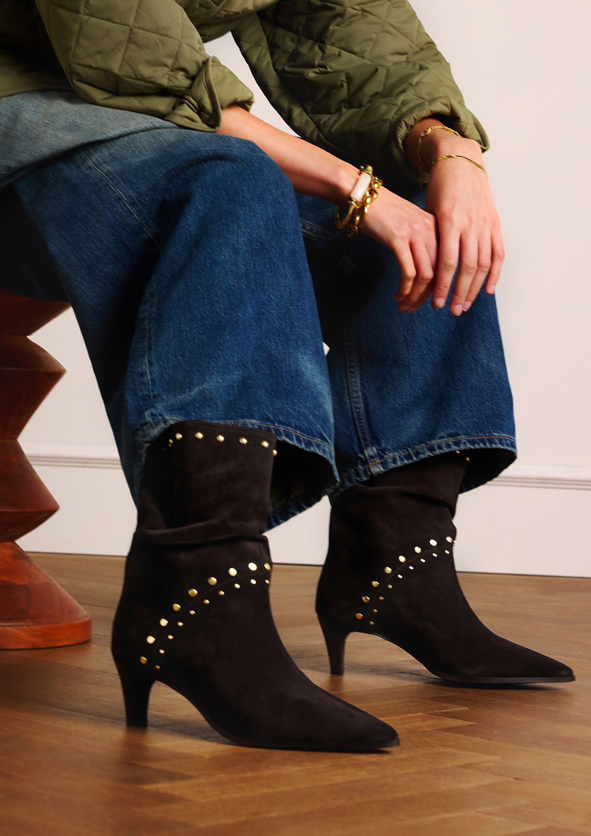 Dunkelbraune Veloursleder-Stiefeletten mit Nieten