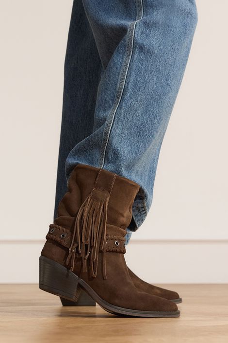 Braune Veloursleder-Stiefeletten mit Boho-Details