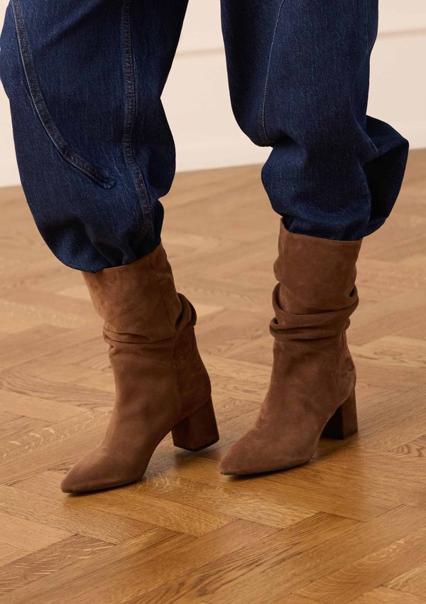 Braune Veloursleder-Stiefeletten mit Absatz