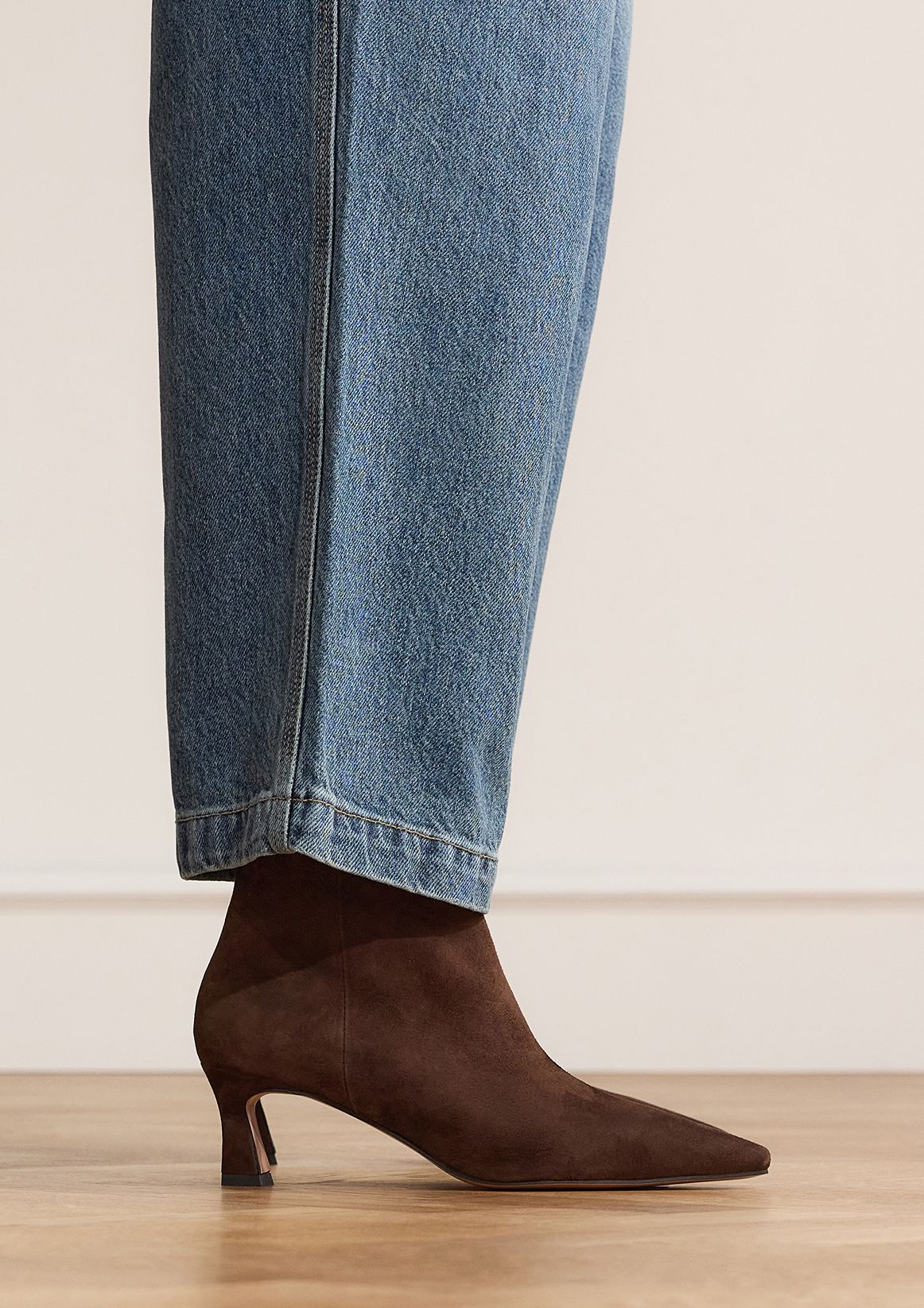 Braune Veloursleder-Stiefeletten mit Absatz