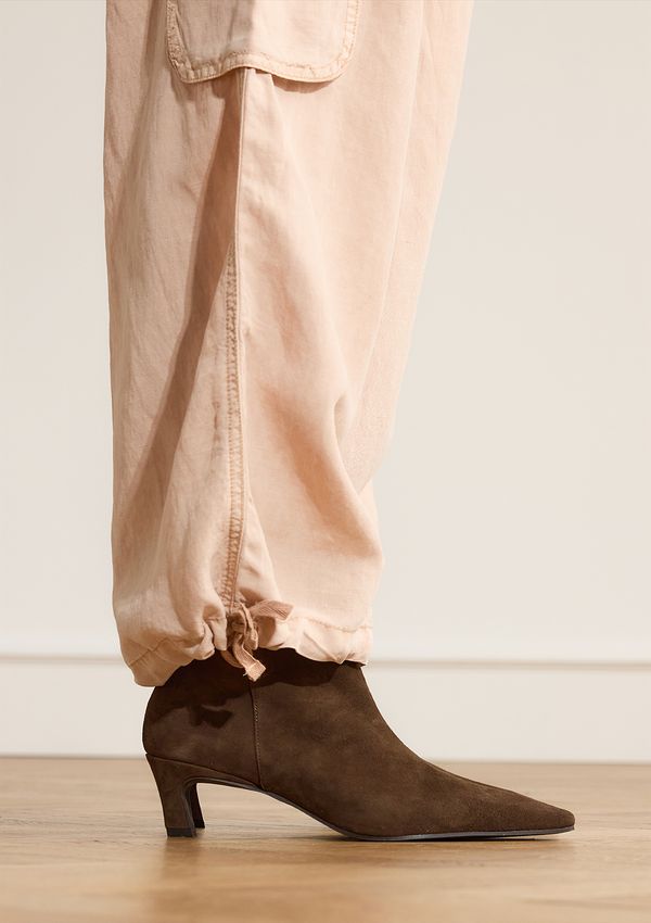 Braune Veloursleder-Stiefeletten mit Absatz