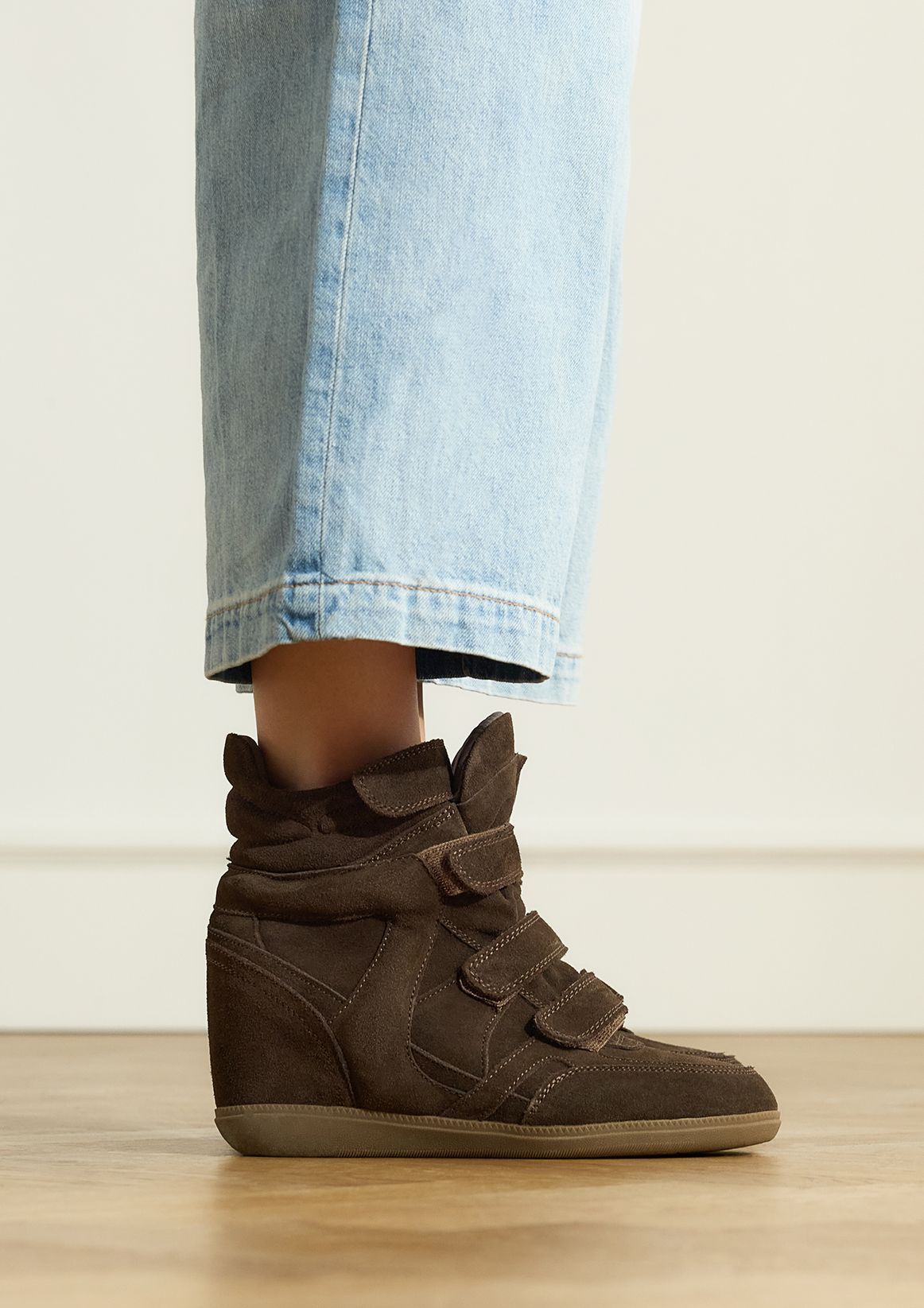 Donkerbruine suède sneakers met sleehak