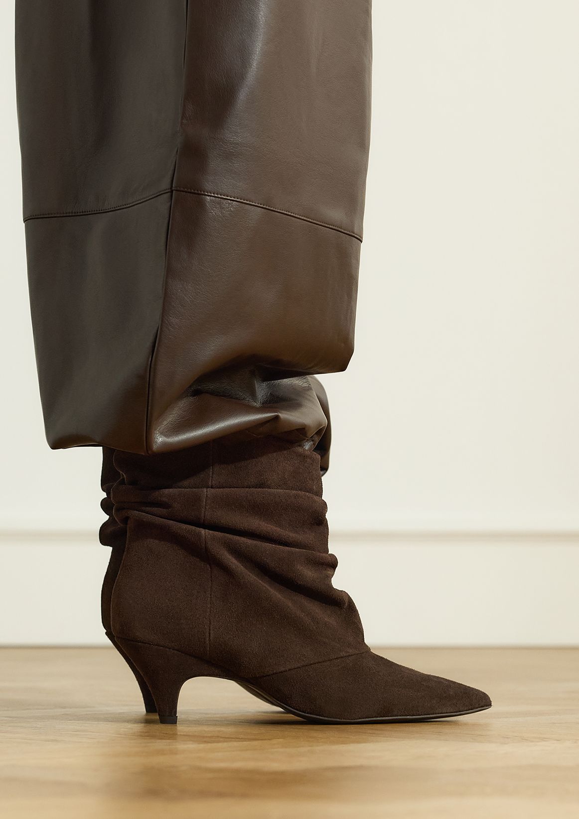 Dunkelbraune Slouchy Boots aus Veloursleder mit Absatz