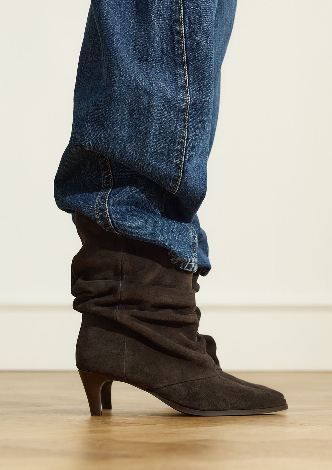 Dunkelbraune Slouchy Boots aus Veloursleder