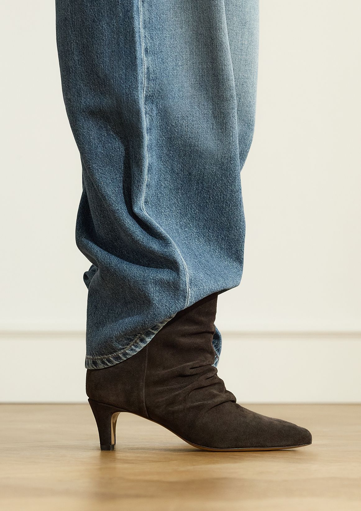 Dunkelbraune Veloursleder-Stiefeletten mit Absatz