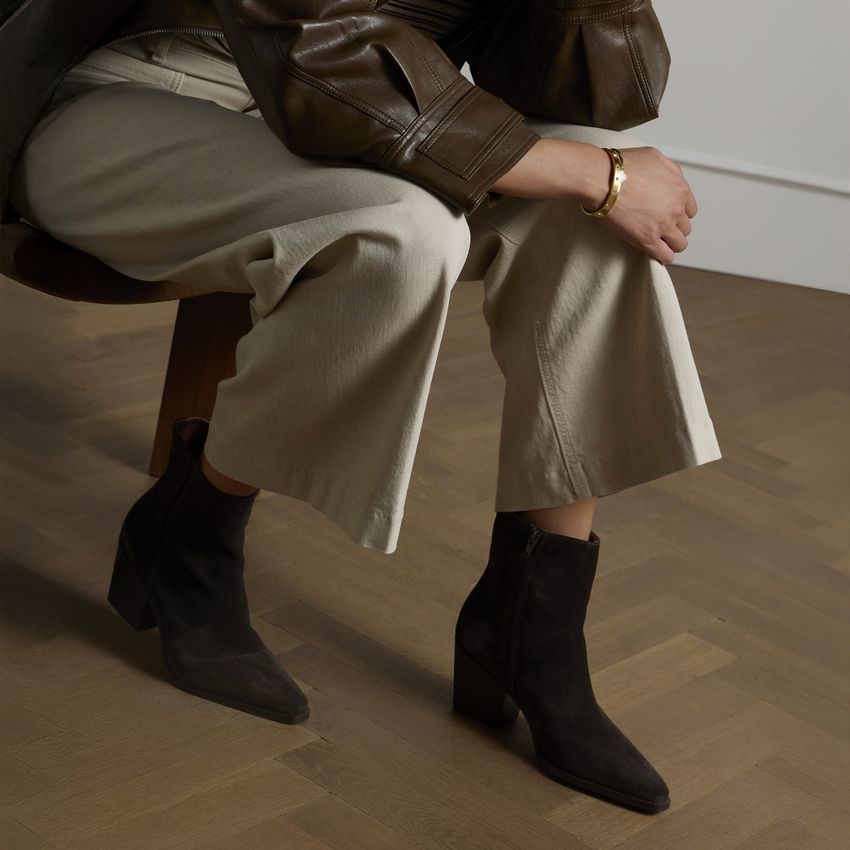 Braune Veloursleder-Stiefeletten mit Absatz
