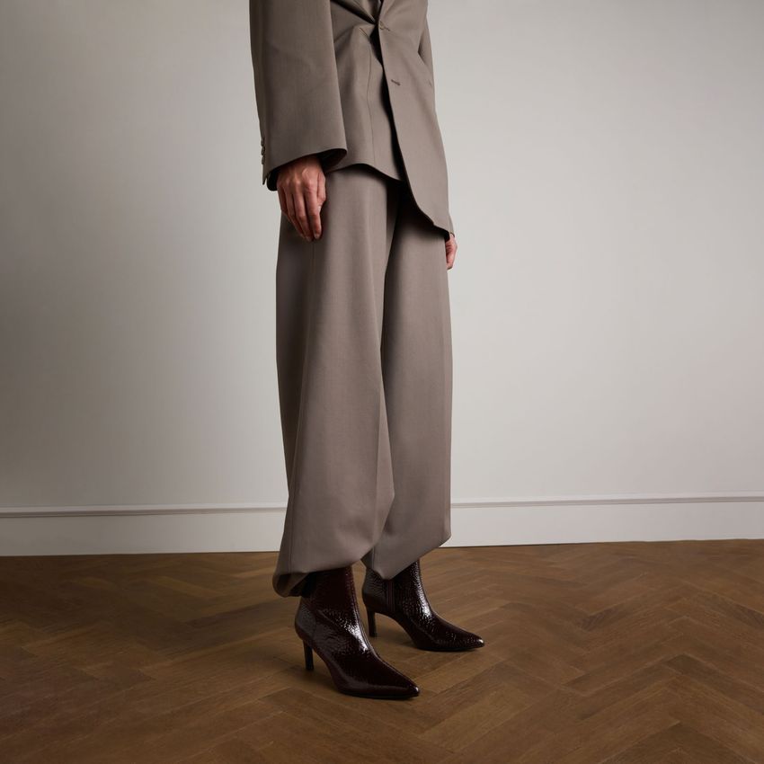 Dunkelbraune Lack-Stiefeletten mit Absatz