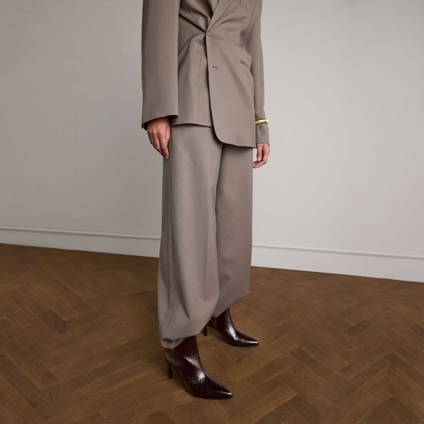 Dunkelbraune Lack-Stiefeletten mit Absatz