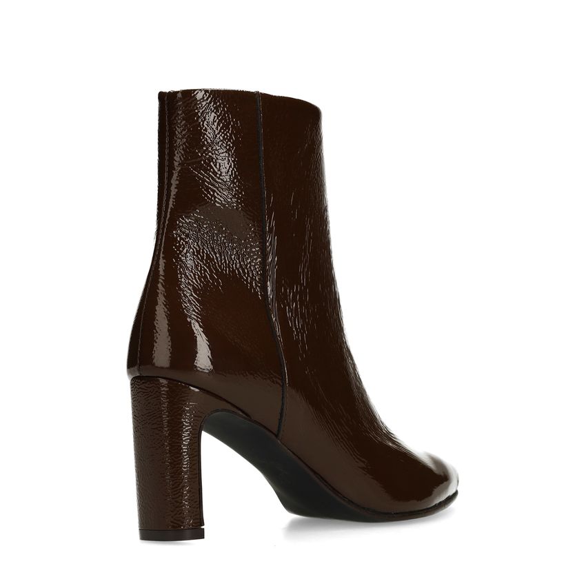 Braune Lackleder-Stiefeletten mit Absatz