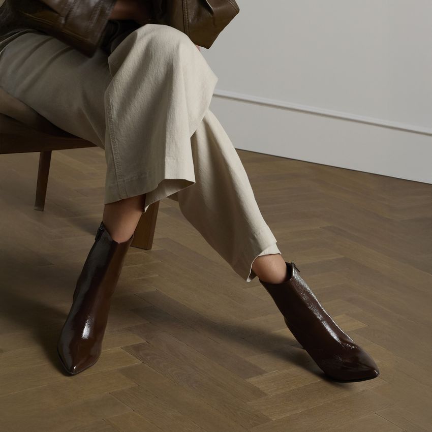 Braune Lackleder-Stiefeletten mit Absatz