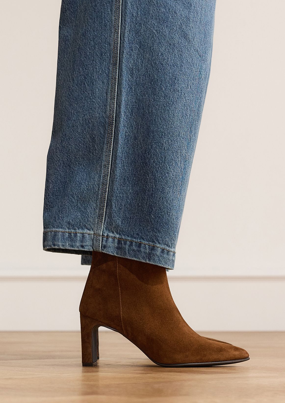 Braune Veloursleder-Stiefeletten mit Absatz