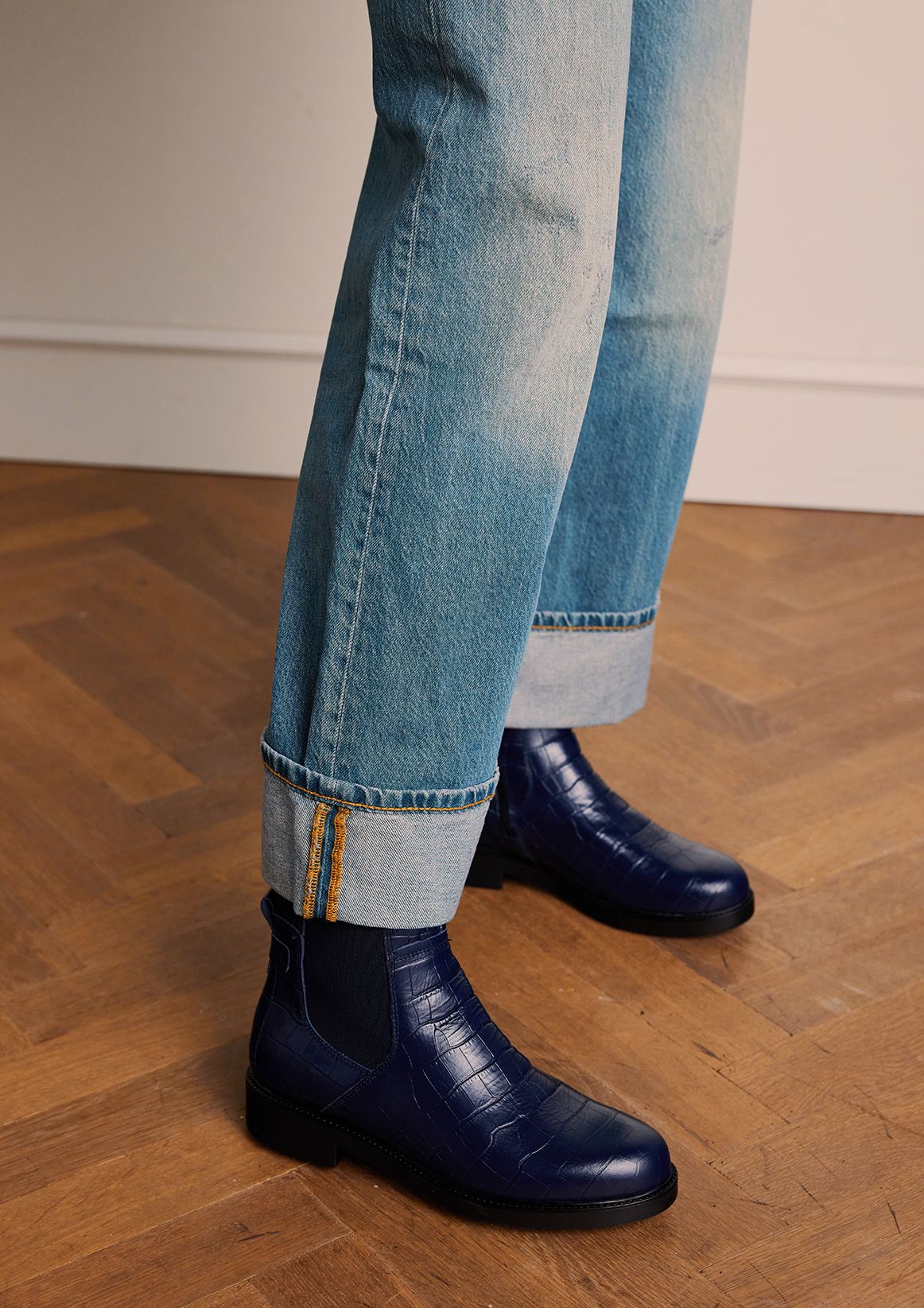 Donkerblauwe leren chelsea boots met croco details