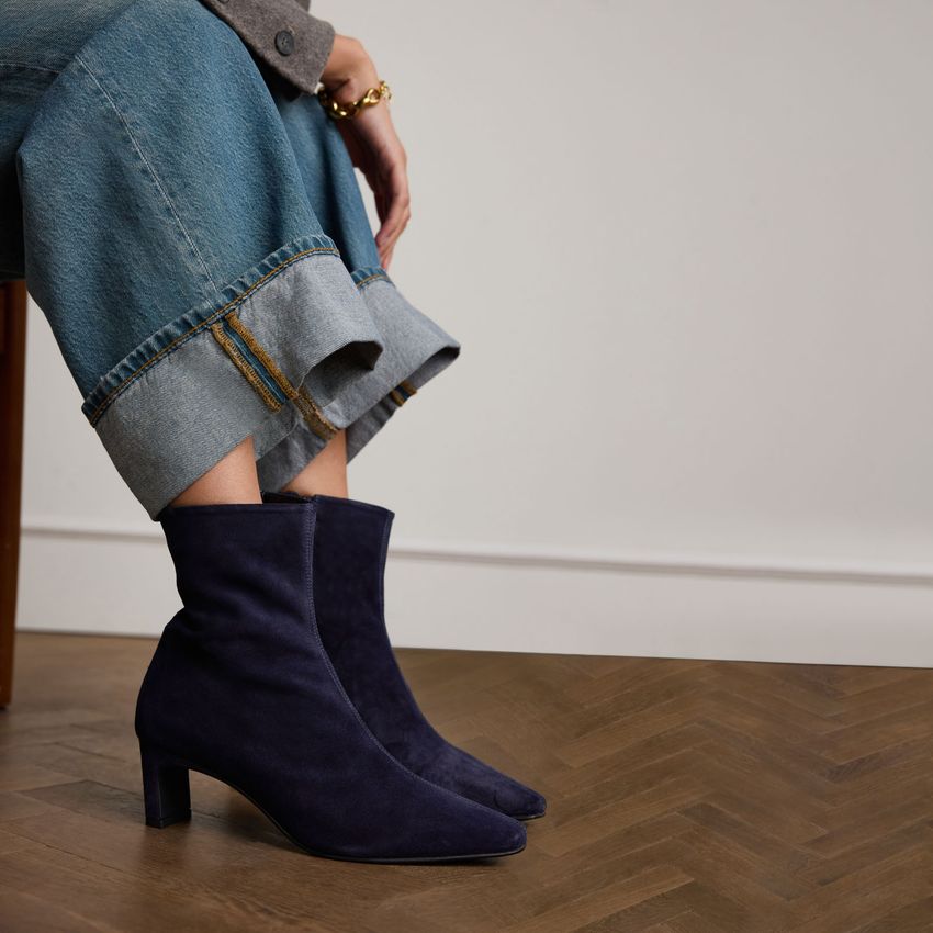 Dunkelblaue Veloursleder-Stiefeletten mit Absatz