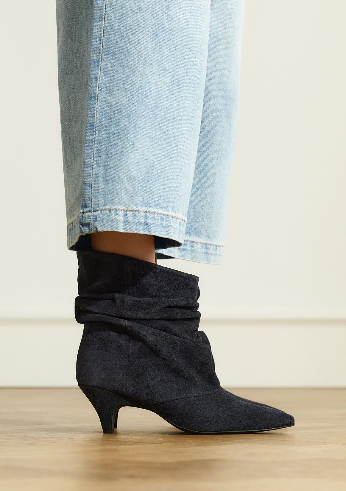 Dunkelblaue Slouchy Boots aus Veloursleder