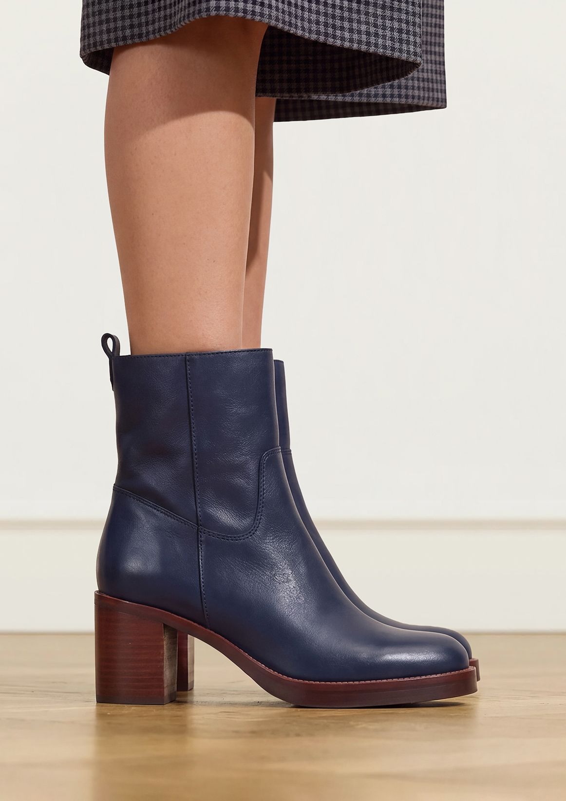 Blaue Lederstiefeletten mit Absatz