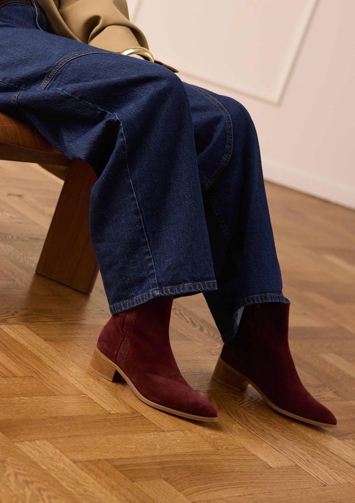 Bordeauxrote Veloursleder-Stiefeletten mit Absatz