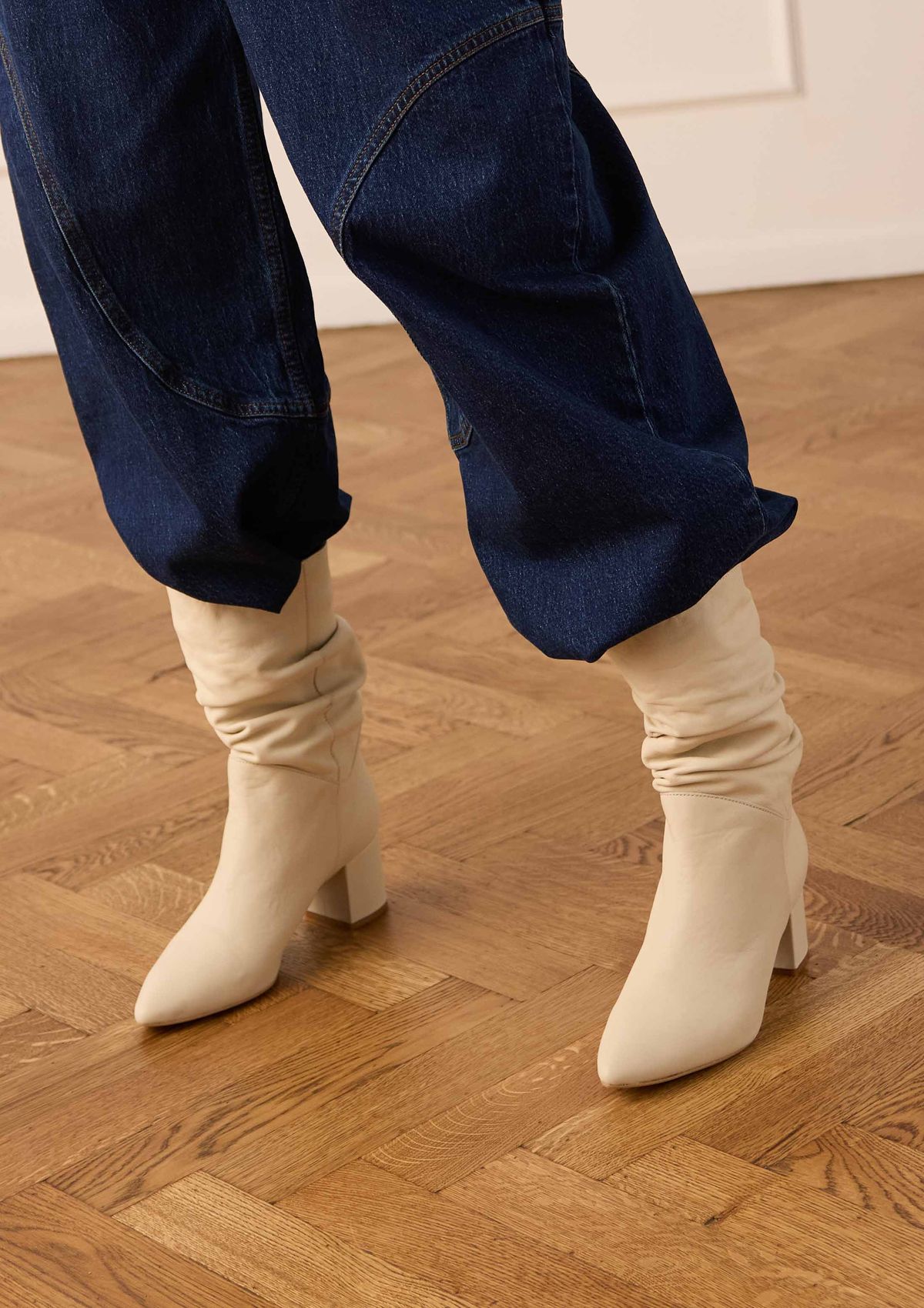 Weiße Lederstiefeletten mit Absatz