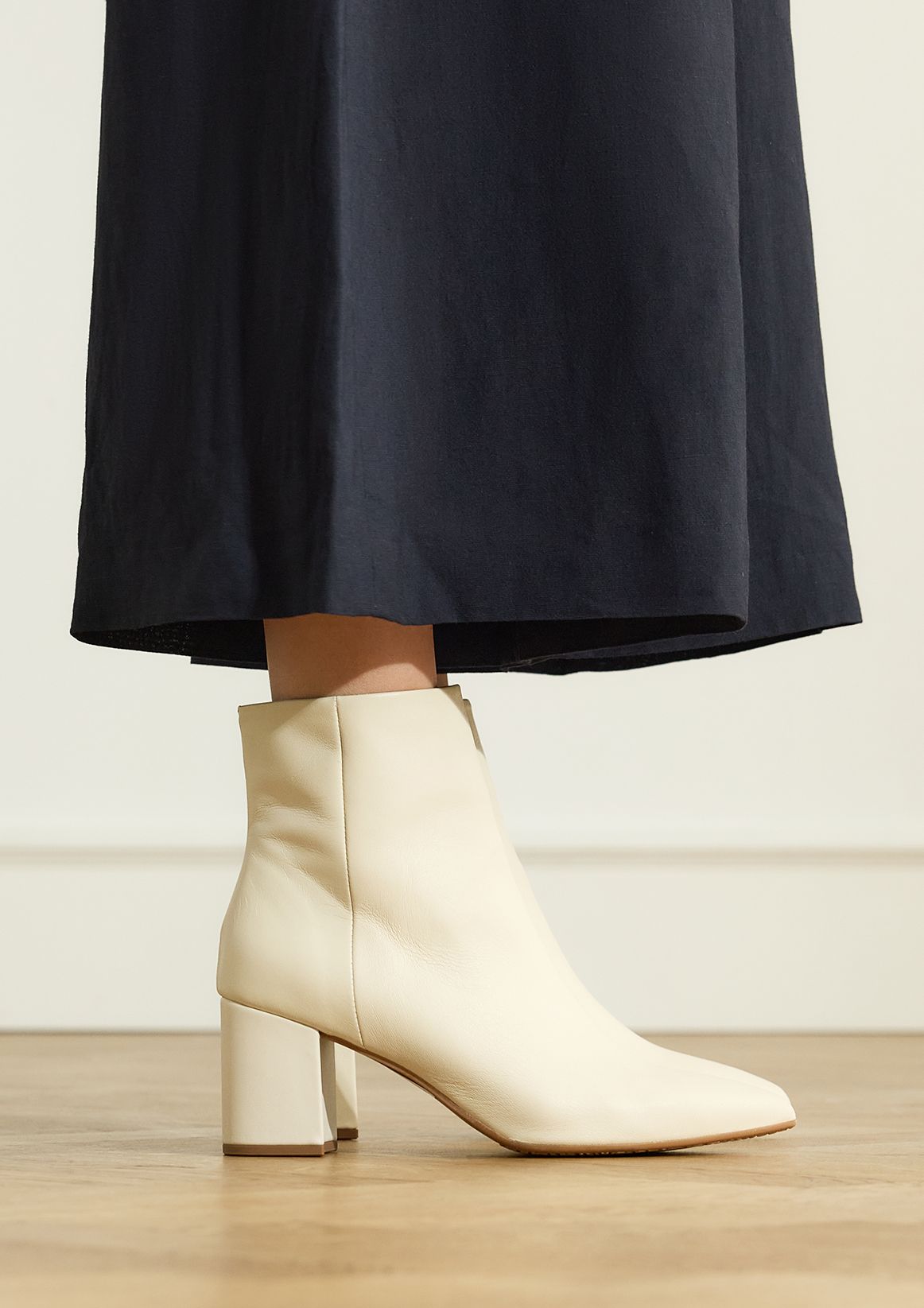Weiße Lederstiefeletten mit Absatz