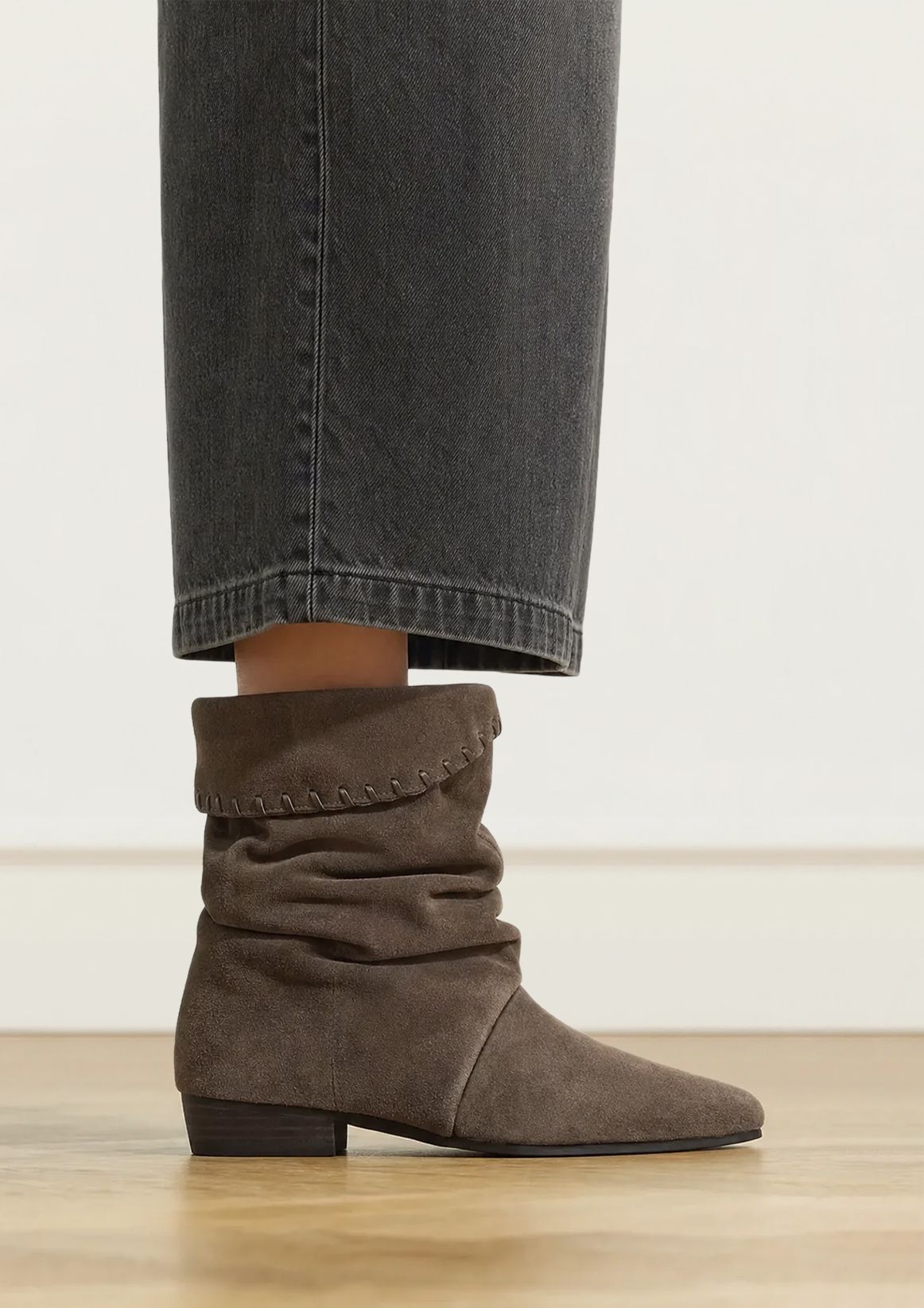 Taupefarbene Veloursleder-Stiefeletten