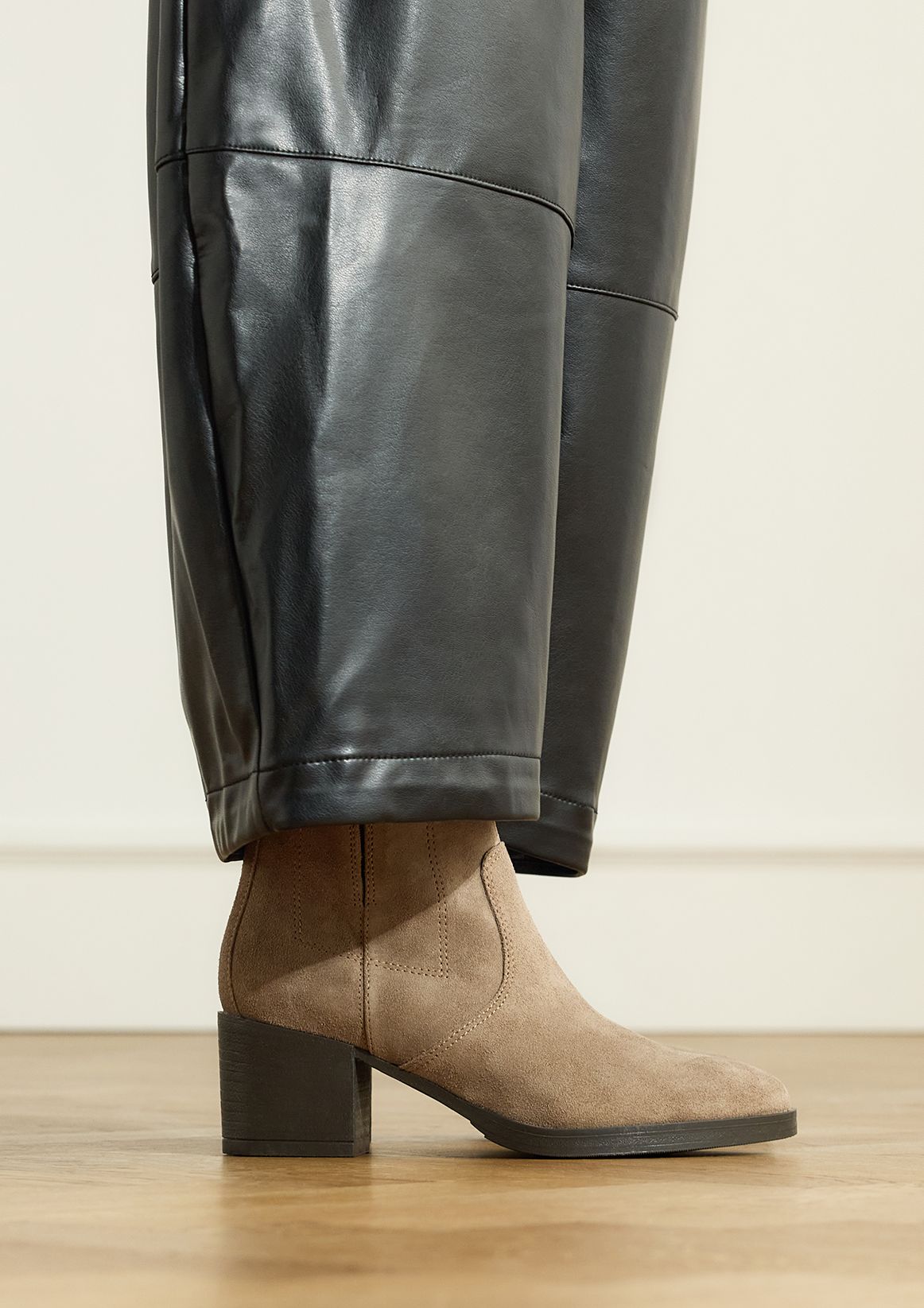 Graue Veloursleder-Stiefeletten mit Absatz