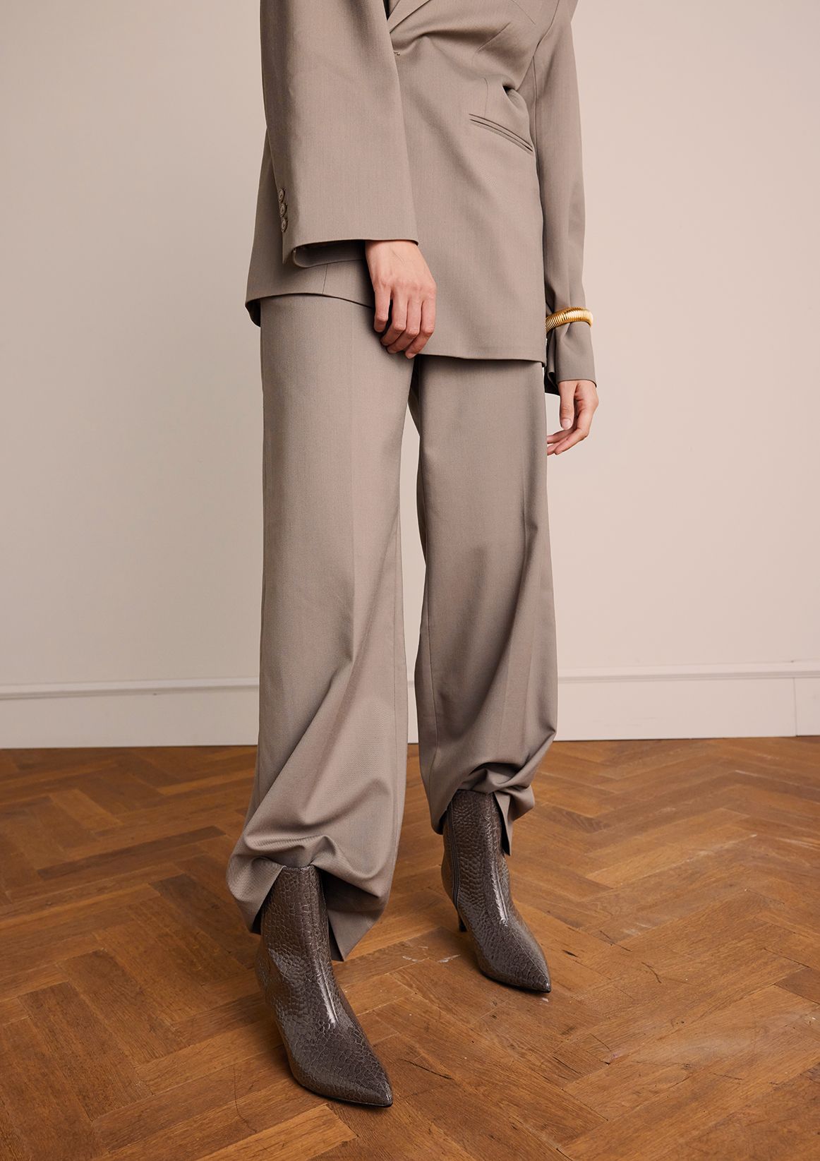 Dunkelgraue Lack-Stiefeletten mit Absatz