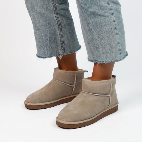 Beige suède boots