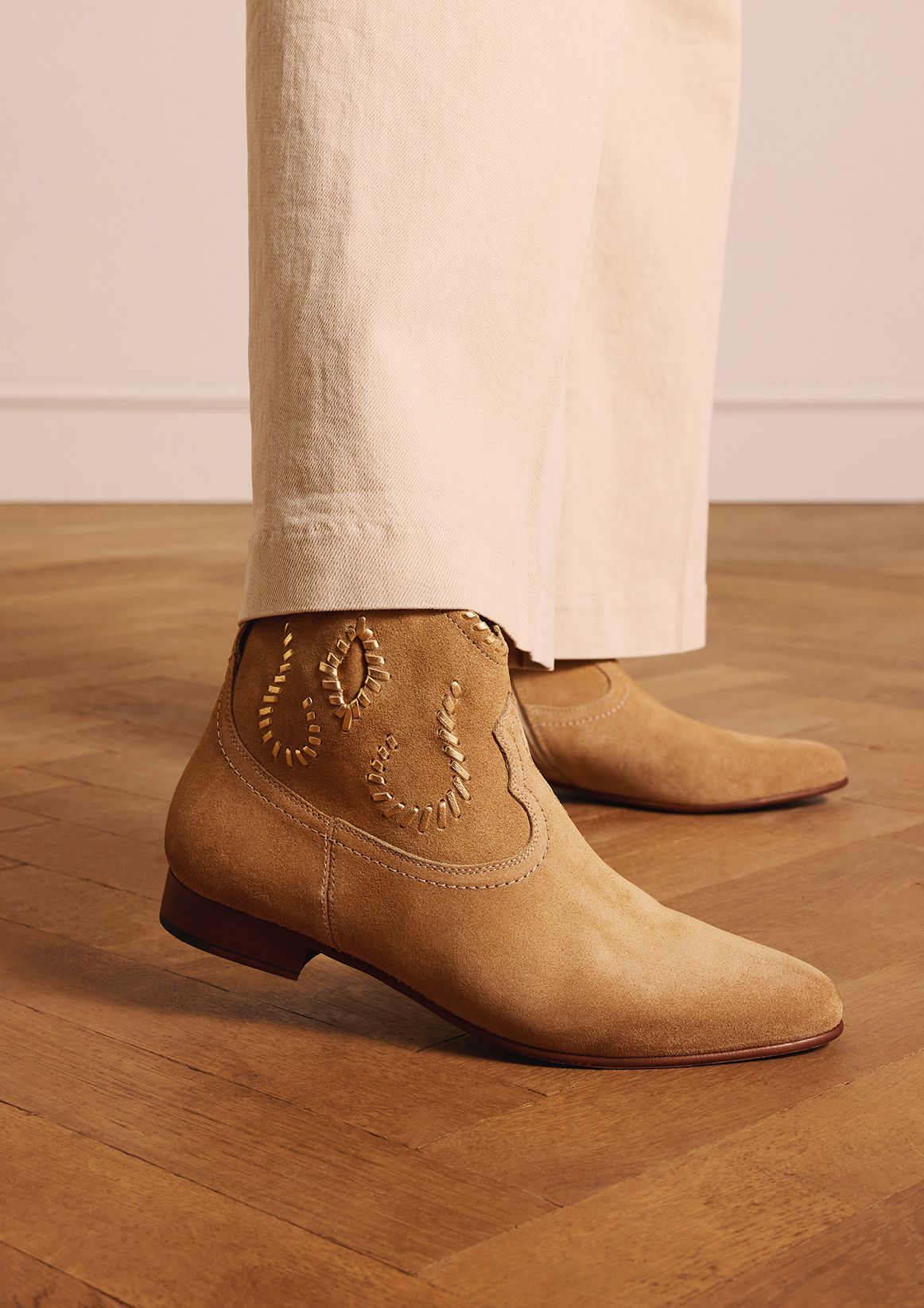 Beige suède enkellaarsjes met gouden details