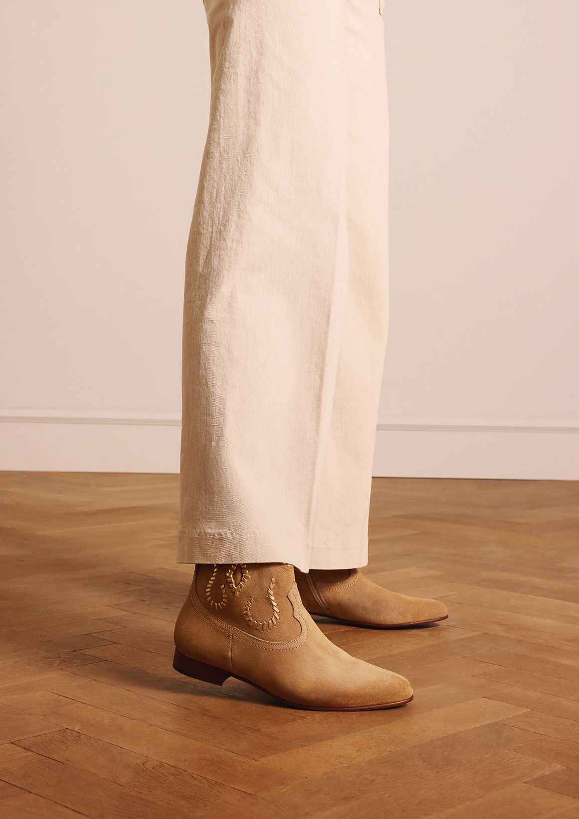 Beige suède enkellaarsjes met gouden details