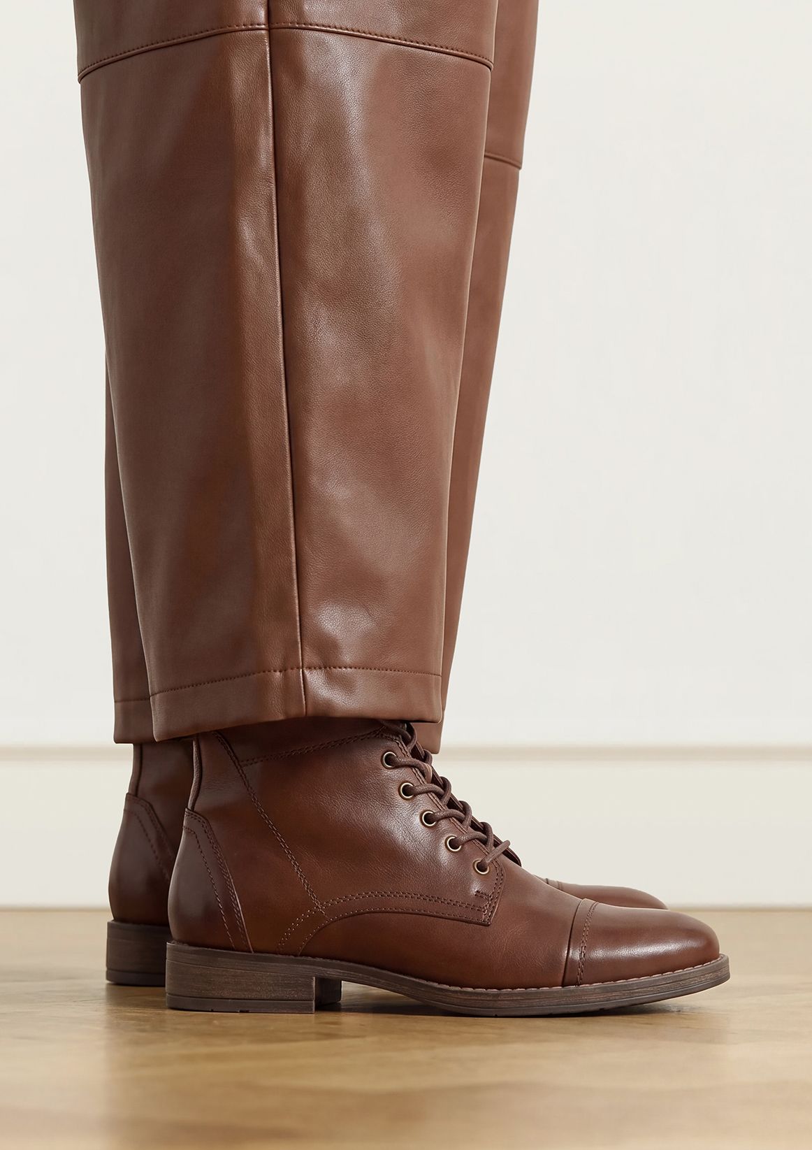 Cognacfarbene Schnürstiefel