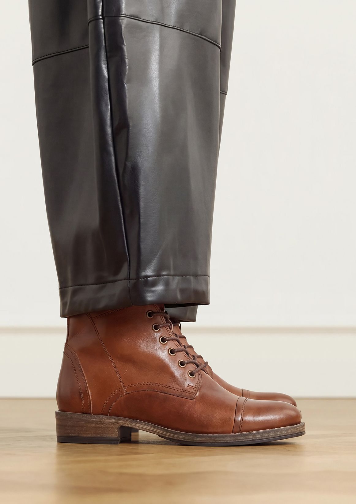 Cognacfarbene Schnürstiefel aus Leder