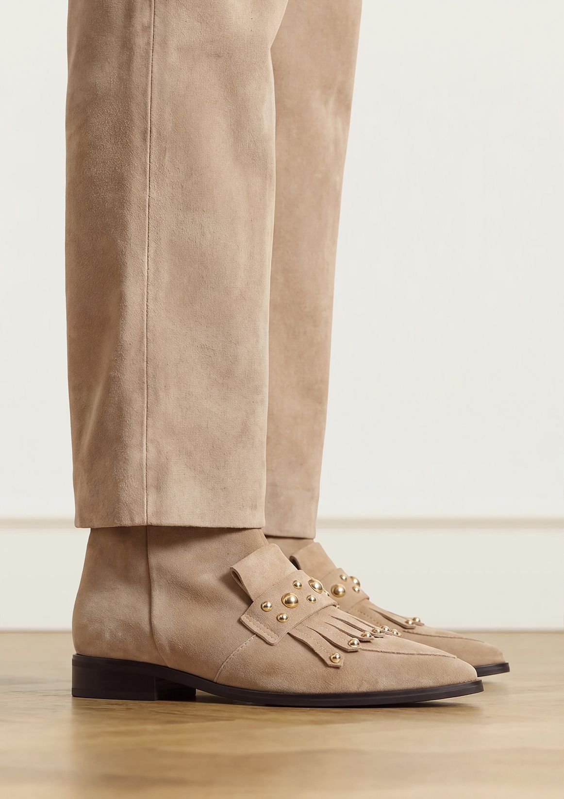 Taupe suède enkellaarsjes met studs