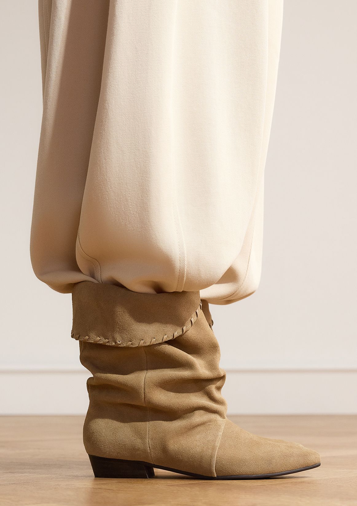 Beige suède slouchy enkellaarsjes
