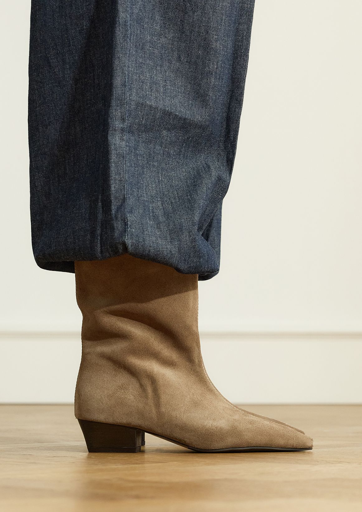 Taupefarbene Veloursleder-Stiefeletten