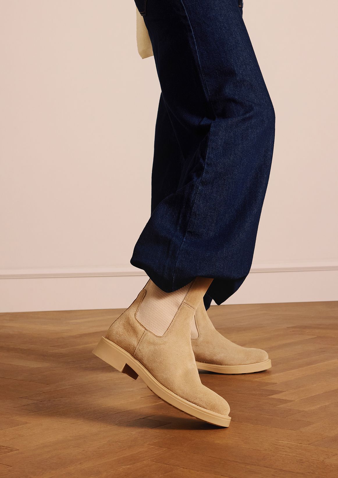 Beige suède chelsea boots