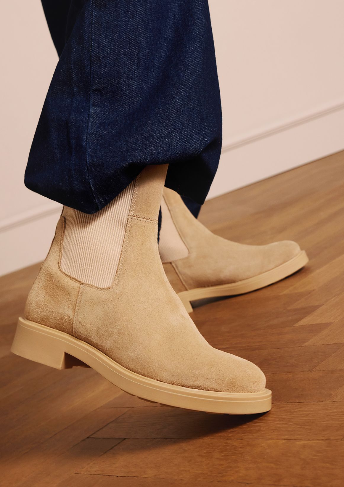 Beige suède chelsea boots