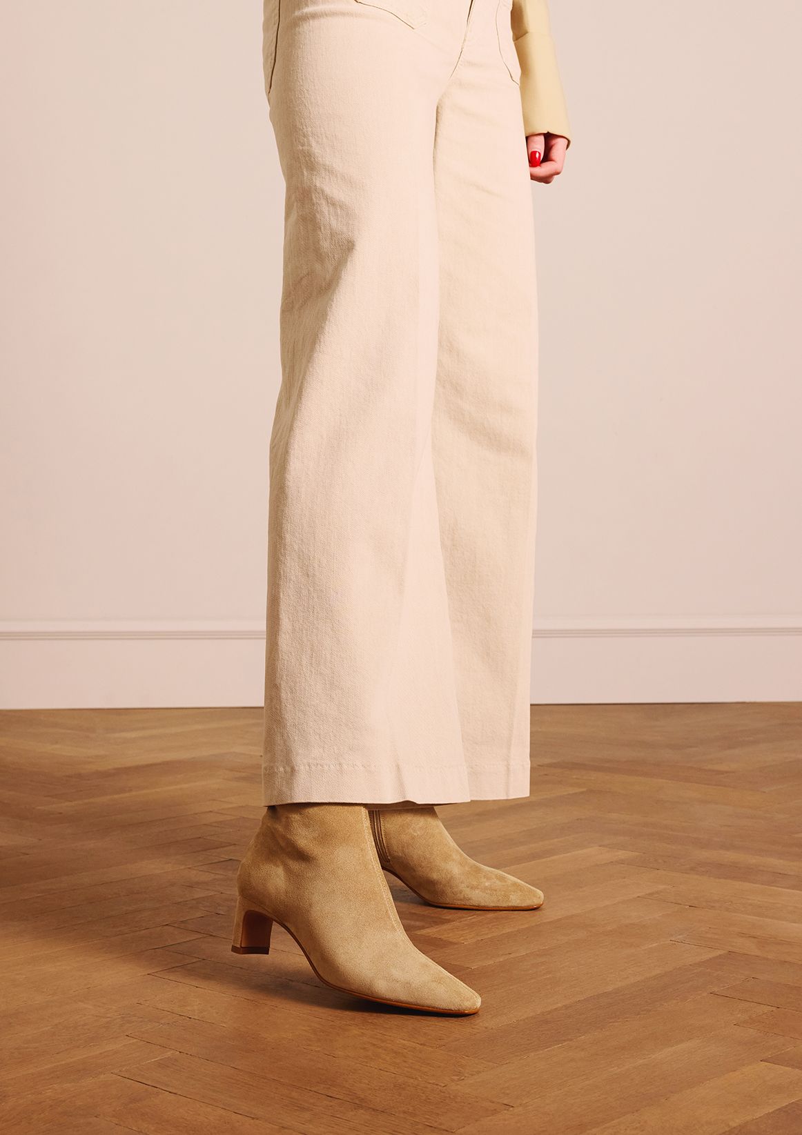 Beige suède enkellaarsjes met hak
